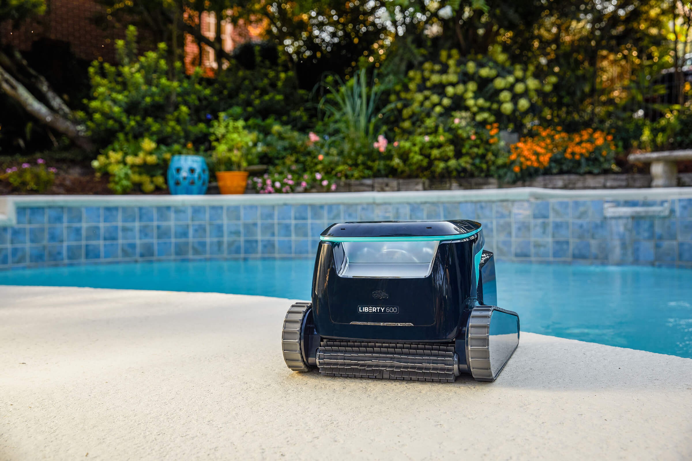 Dolphin Liberty 600 EU Dark – galéria